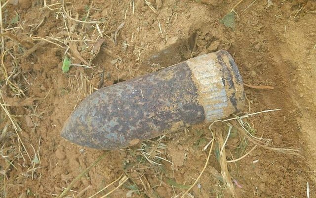Un vieil obus de 90 mm non explosé retrouvé près d'un jardin d'enfants d'Ashdod, le 16 octobre 2017. (Crédit : police israélienne)