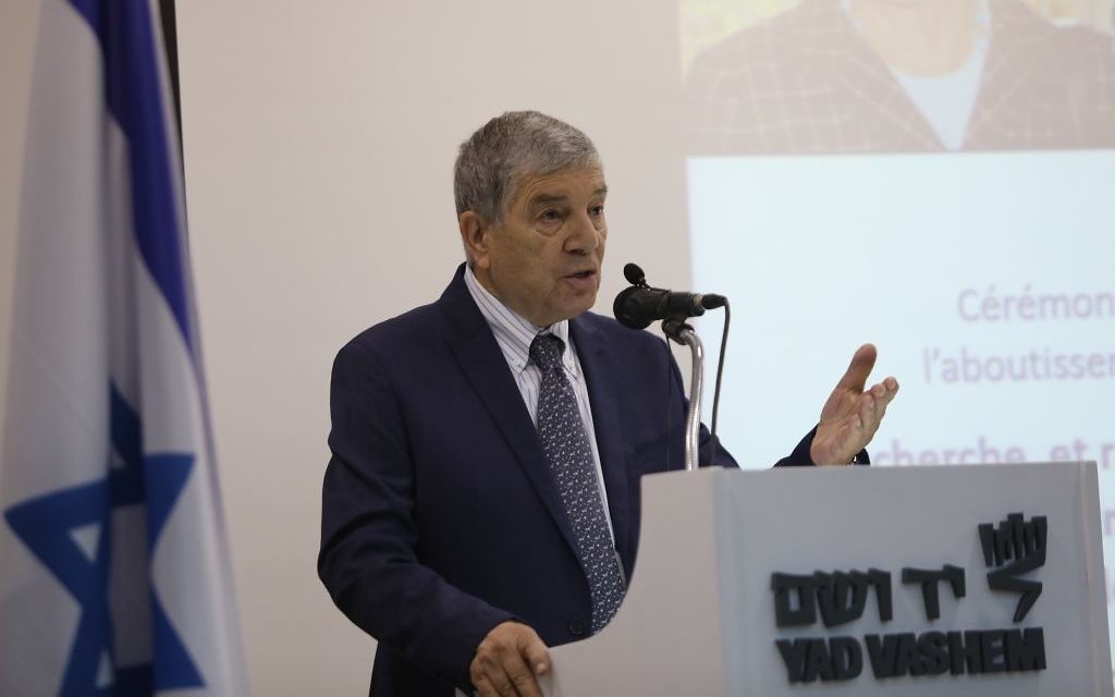 Avner Shalev, président de Yad Vashem le 26 octobre 2017 de la cérémonie célébrant l'achèvement de la collecte du nom des victimes de la Shoah en Hongrie. (Autorisation : Noam Revkin Fenton / Yad Vashem)