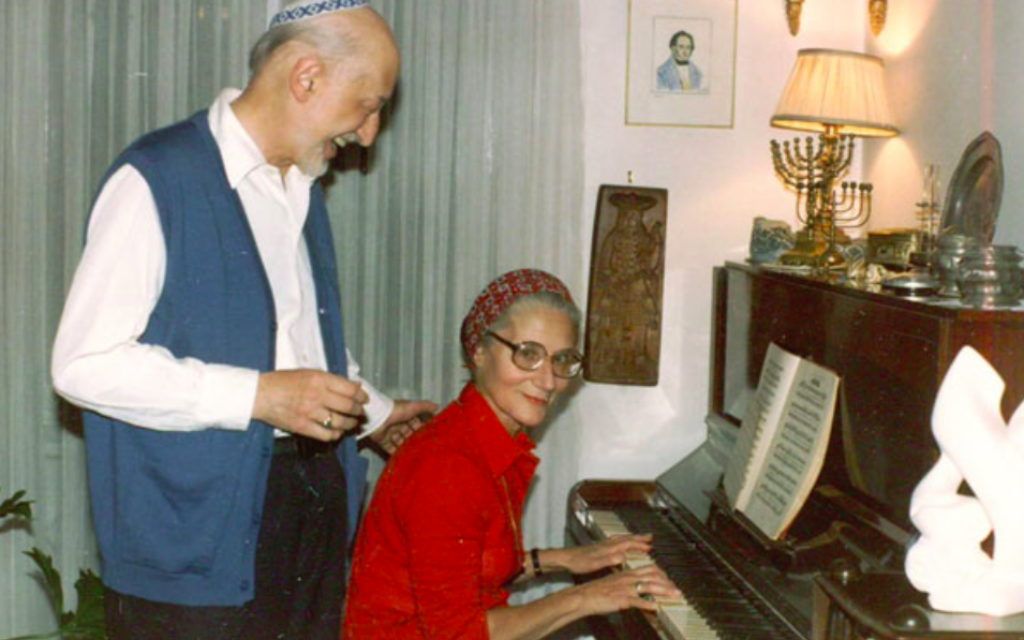 André Neher et son épouse René Rina Neher-Bernheim dans leur appartement de Jérusalem ouvert à tous. (Crédit : autorisation