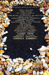 La pierre tombale en l'honneur de Raoul Wallenberg dans la synagoguee de Budapest (Crédit : Stéphanie Bitan/Times of Israël)