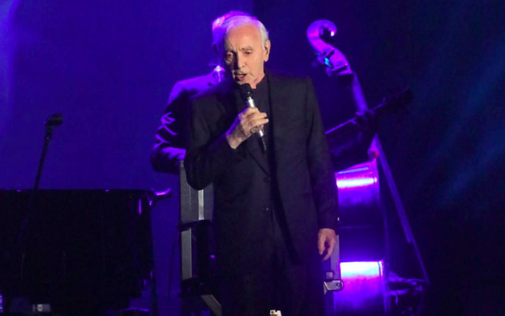 Charles Aznavour en concert à Tel Aviv, le 29 octobre 2017. (Crédit : Sivan Fagar)