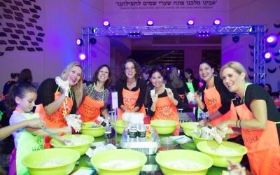 Des femmes réunies au Costa Rica pour préparer des 'hallot, dans le cadre du Shabbat mondial 2017. (Crédit : Shabbat Project via JTA)