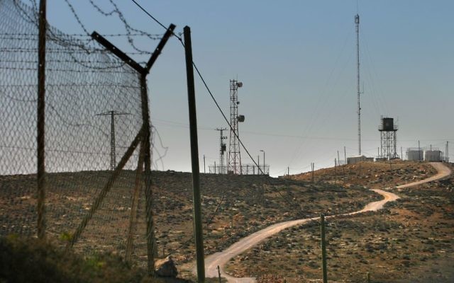 Clôtures, antennes réseaux et réservoirs d'eau utilisés par les Israéliens vivant en Cisjordanie, en novembre 2006. Illustration. (Crédit: Olivier Fitoussi/Flash90)