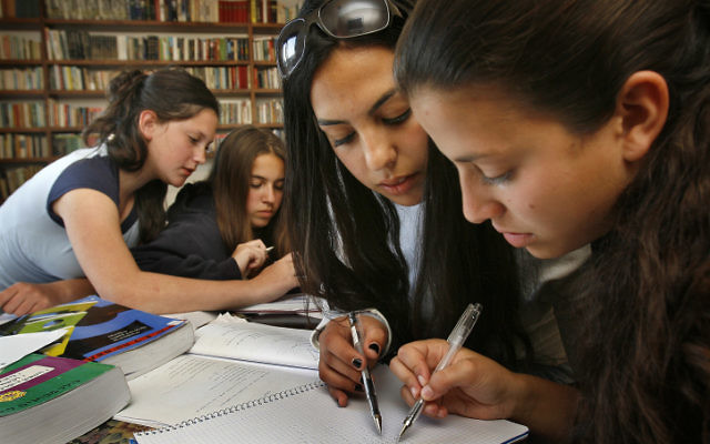 Illustration de lycéens se préparant pour l'examen d'immatriculation civique, en avril 2007 (Crédit :Michal Fattal/Flash90.)