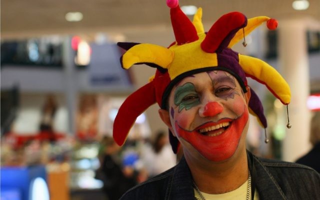 Photo d'illustration d'un Israélien habillé en clown en train de rire , le 28 février 2010 (Crédit : Kobi Gideon/FLASH90)