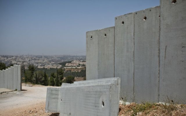 Une portion de la barrière de sécurité qui sépare la Cisjordanie d'Israël pendant sa construction à proximité de Jérusalem (Crédit :  Noam Moskowitz/Flash90)