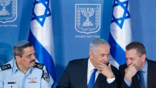 Roni Alsheich, à gauche, le chef de la police, le Premier ministre Benjamin Netanyahu, au centre, et Gilad Erdan, ministre de la Sécurité intérieure, pendant une cérémonie en l'honneur d'Alsheich dans les bureaux du Premier ministre à Jérusalem, le 3 décembre 2015. (Crédit : Miriam Alster/Flash90)