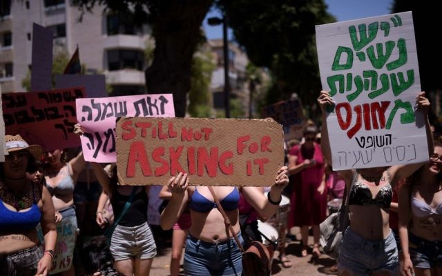 Des Israéliennes participent à la SlutWalk à Tel Aviv, le 8 juillet 2016. (Crédit : Ben Kelmer/Flash90)