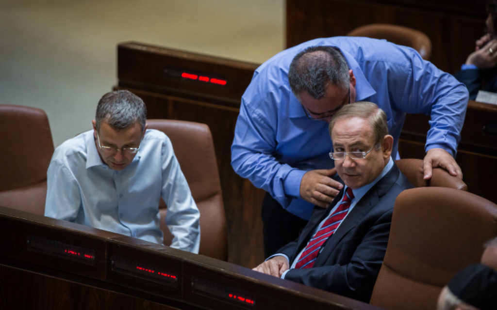 Photo d'illustration : Le premier ministre Benjamin Netanyahu parle avec le président de la coalition David Bitan en séance plénière le 5 avril 2017, avec à ses côtés également le ministre du Tourisme Yariv Levin à droite. (Crédit :  iHadas Parush/FLASH90)