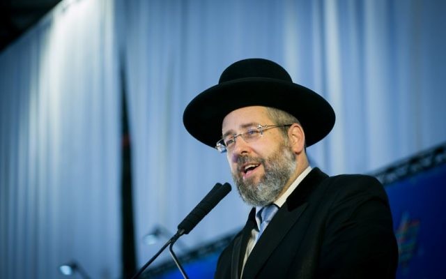 Le grand rabbin d'Israël David Lau lors d'une cérémonie spéciale pour les nouveaux immigrants d'Amérique du Nord au nom de l'organisation Nefesh BNefesh, à l'aéroport Ben Gurion dans le centre d'Israël le 15 août 2017 (Crédit : Miriam Alster / Flash90)