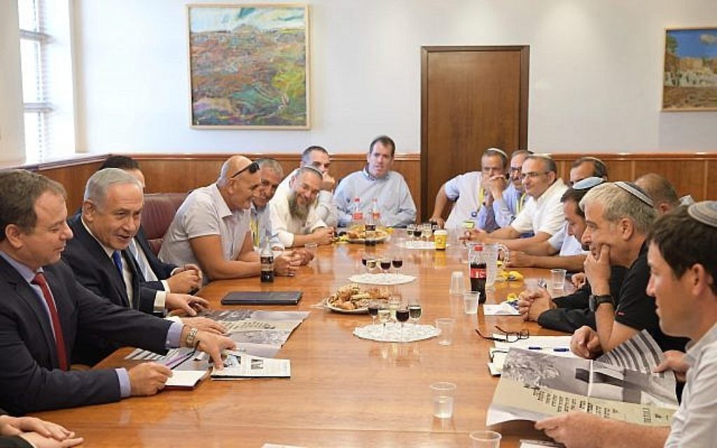 Le Premier ministre Benjamin Netanyahu rencontre les chefs du Conseil de Yesha au bureau du Premier ministre de Jérusalem, le 27 septembre 2017. (Crédit : Amos Ben Gershom/GPO)
