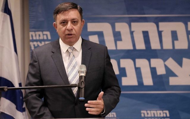 Avi Gabbay, dirigeant du parti travailliste, en conférence de presse dans les bureaux du parti à Tel Aviv, le 1er octobre 2017. (Crédit : Tomer Neuberg/Flash90)