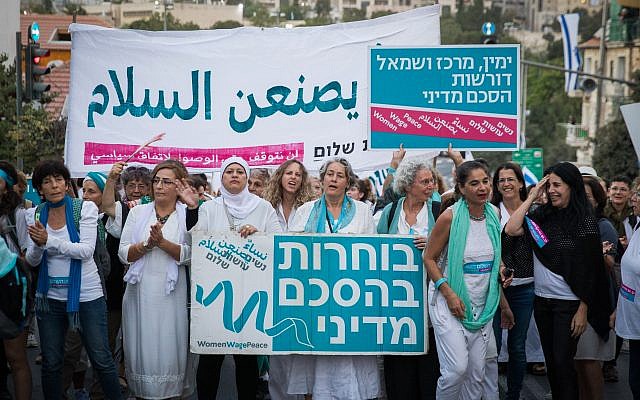 Les femmes du mouvement 'Women Wage Peace' participent à l'étape finale de leur voyage pour la paix à Jérusalem le 8 octobre 2017. Ce voyage a été créé pour pousser les décisionnaires à oeuvrer en faveur d'un accord de paix viable (Crédit : Yonatan Sindel/Flash90)