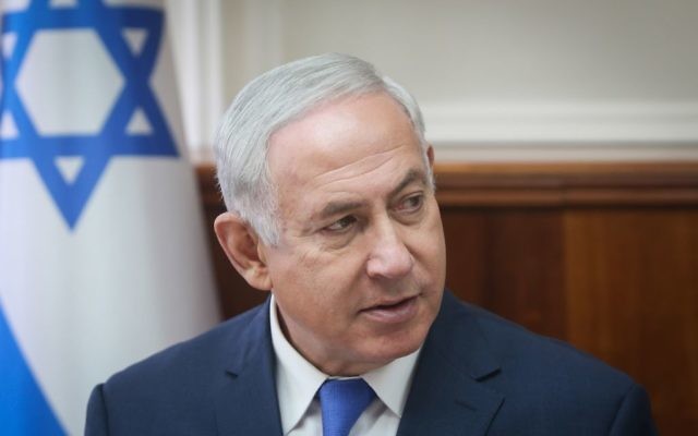 Le Premier ministre Benjamin Netanyahu lors de la réunion hebdomadaire de cabinet dans ses bureaux de Jérusalem, le 15 octobre 2017. (Crédit : Alex Kolomoisky/Flash90)