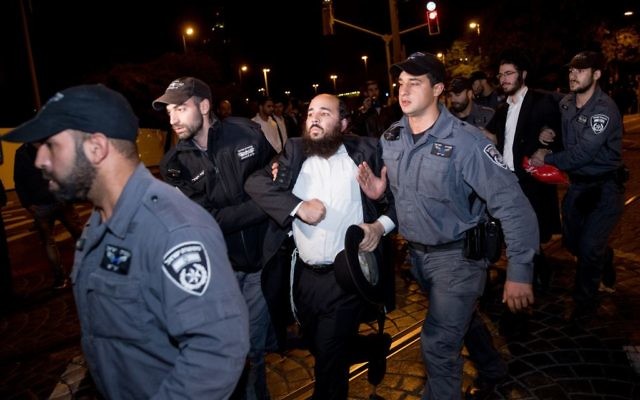Hommes ultra-orthodoxes et policiers pendant une manifestation contre le service militaire à Jérusalem, le 16 octobre 2017. (Crédit : Yonatan Sindel/Flash90)