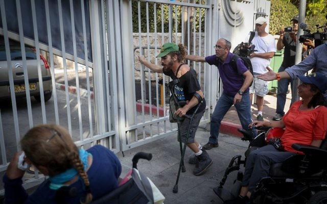 Manifestants handicapés devant la résidence du Premier ministre à Jérusalem, le 17 octobre 2017. (Crédit : Yonatan Sindel/Flash90)