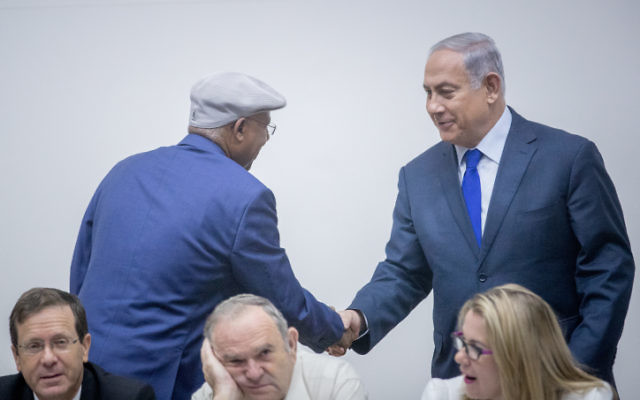 Le Premier ministre Benjamin Netanyahu, à droite, avec le député du Likud Avraham Neguise pendant la cérémonie organisée pour Yom HaAlyah à la Knesset, le 24 octobre 2017. (Crédit : Yonatan Sindel/Flash90)