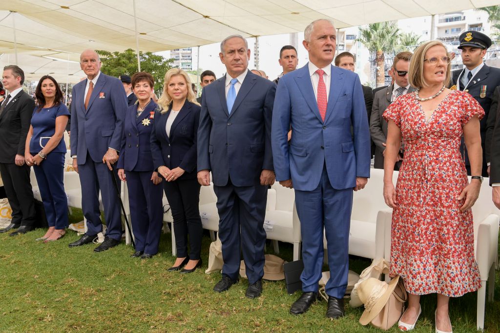 Le Premier ministre Benjamin Netanyahu, son homologue australien Malcolm Turnbull et la gouverneure générale de Nouvelle-Zélande Patsy Reddy pour une cérémonie commémorant le centenaire de la bataille de Beer Sheva, au cimetière britannique de Beer Sheva, le 31 octobre 2017. (Crédit : Amos Ben Gershom/GPO)