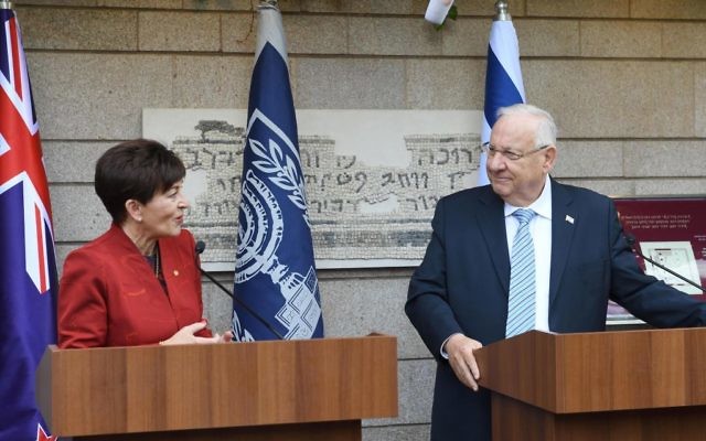 Le président Reuven Rivlin, à droite, avec la gouverneure générale de Nouvelle-Zélande, Patricia Reddy, à la résidence présidentielle de Jérusalem, le 30 octobre 2017. (Crédit : Mark Neiman/GPO)