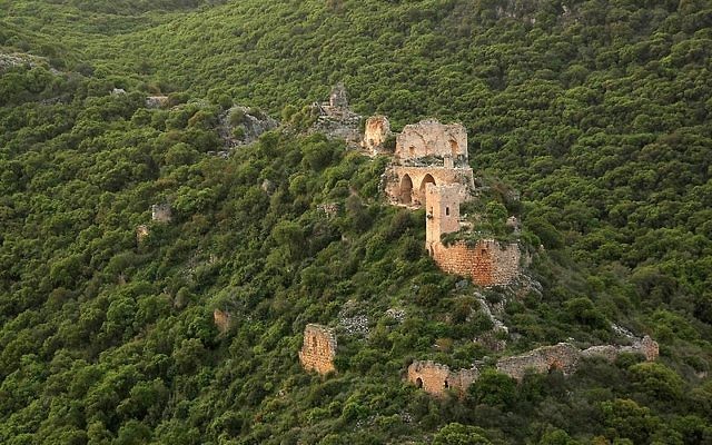 Une vue aérienne du château de Montfort , un site des Croisades, en Galilée occidentale dans le nord d'Israël (Crédit :  CC BY-SA, Wikimedia)
