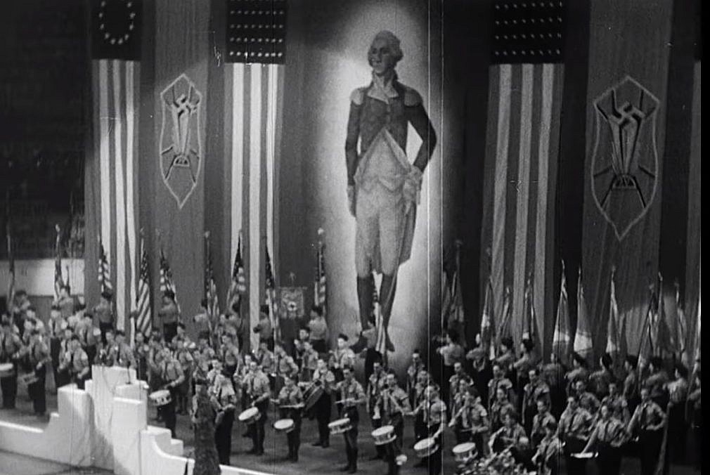 Capture d'écran d'une vidéo du rassemblement du mouvement German American Bund à Madison Square Garden, au mois de février 1939 (Crédit : YouTube/Field of Vision – A Night at the Garden)