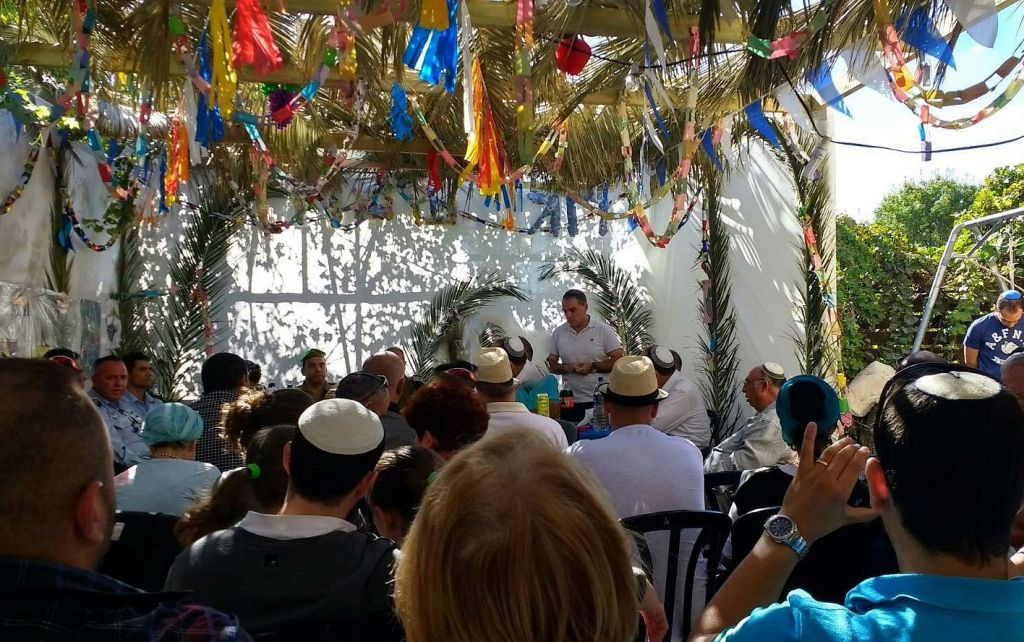 Le maire d'Efrat et militant pro-implantation Oded Revivi s'exprime lors d'un rassemblement israélo-palestinien dans sa Soucca d'Efrat, le 11 octobre 2017 (Crédit : Conseil de Yesha)