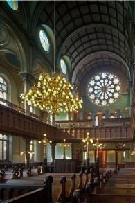 L'intérieur restauré de la synagogue de la rue Eldridge. (Crédit : Kate Milford)