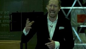 Le rabbin Daniel Friedman d'Edmonton. (Capture d'écran :/YouTube)