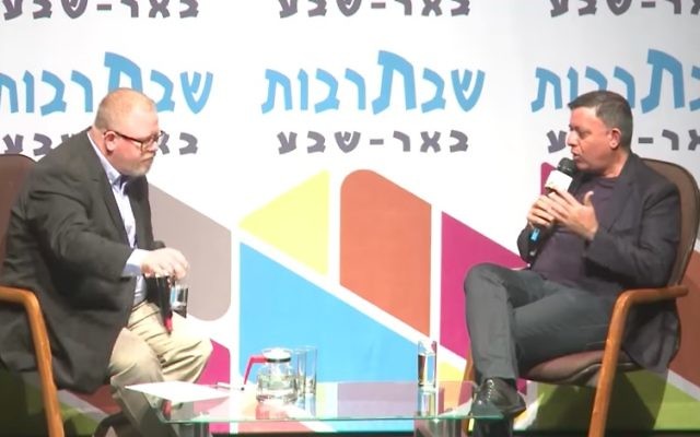 Le chef du parti travailliste Avi Gabbay, à droite, interrogé lors d'un événement culturel à Beer sheva le 14 octobre 2017 (Capture d'écran : Youtube)