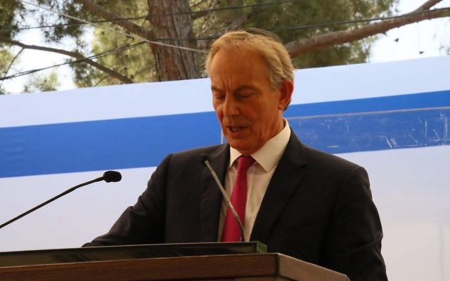 Tony Blair, ancien Premier ministre britannique, pendant la cérémonie de commémoration du premier anniversaire de la mort de Shimon Peres au mont Herzl, à Jérusalem, le 14 septembre 2017. (Crédit : Josef Avi Yair Engel)
