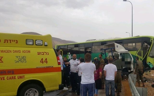 Scène d'un accident de la route entre une dépanneuse et un bus Egged sur la route 90 de la Cisjordanie, le 9 octobre 2017. (Crédit : Magen David Adom)