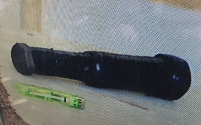 Bombe artisanale présumée retrouvée sur un adolescent palestinien devant une cour militaire de Cisjordanie, le 15 octobre 2017. (Crédit : police israélienne)