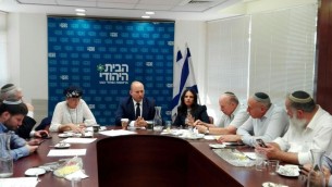 Naftali Bennett, au centre, entouré de Shuli Moalem-Refaeli, à sa droite, et d'Ayelet Shaked, à sa gauche, pendant la réunion du groupe parlementaire d'HaBayit HaYehudi, à la Knesset, le 23 octorbe 2017. (Crédit : autorisation)