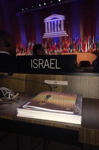 Le bureau de Carmel Shama-Hacohen, ambassadeur d'Israël auprès de l'UNESCO, sans la médaille distribuée par les Emirats arabes unis à tous les membres de l'UNESCO en l'honneur des rénovations financées par le pays au siège de l'agence, sauf à Israël, le 30 octobre 2017. (Crédit : autorisation)
