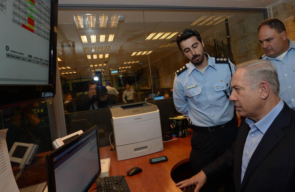 Le Premier ministre Benjamin Netanyahu en visite au siège de a police de Jérusalem, le 7 octobre 2015. (Crédit: GPO)