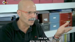 Yaron Blum, ancien cadre du Shin Bet, sur la Dixième chaîne, le 15 septembre 2015. (Crédit : capture d'écran YouTube) 