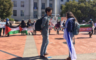 Adah Forer, étudiante en première année à l'université de Californie-Berkeley, parle à un étudiant devant une manifestation pro-palestinienne sur le campus (Autorisation)
