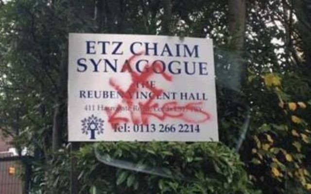 Des graffitis à la synagogue Etz Chaim de Leeds (Crédit :  UK Jewish News)
