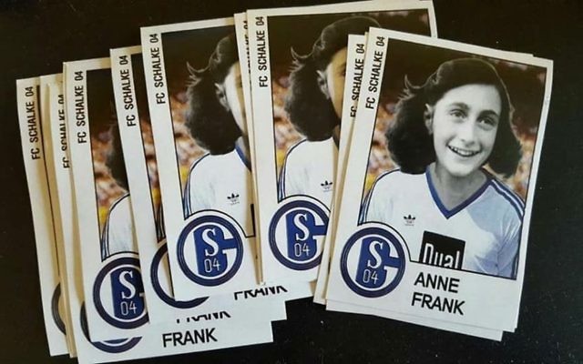 Autocollants montrant une photographie modifiée d'Anne Frank avec le maillot de l'équipe allemande de football de Schalke, retrouvés à Düsseldorf, en Allemagne, en octobre 2017. (Crédit : Twitter)