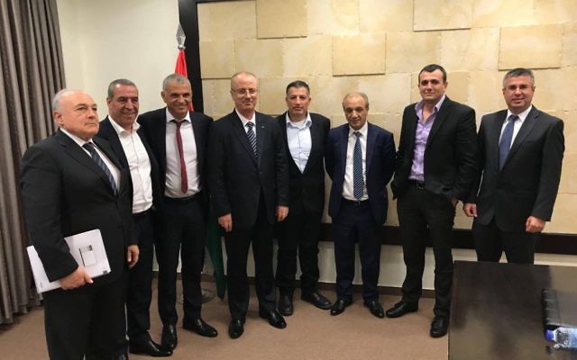 Le ministre israélien des Finances  Moshe Kahlon (3ème à gauche) rencontre le Premier ministre de l'Autorité palestinienne Rami Hamdallah (4ème à gauche) à Ramallah, le 30 octobre 2017 (Capture d'écran  : Twitter)