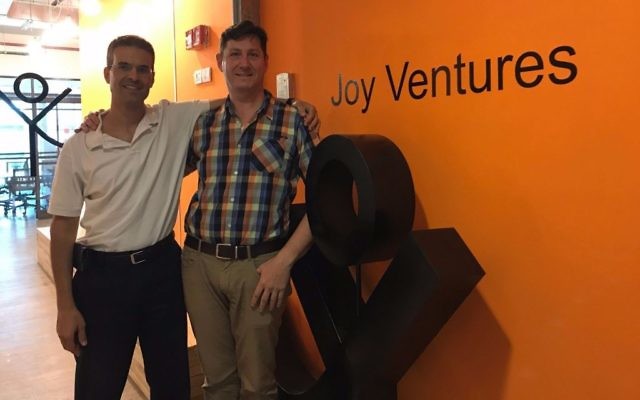 Avi Yaron, président de Joy Ventures, à gauche, et son directeur exécutif, Idan Katz, dans leurs bureaux de Herzliya en septembre 2017. (Crédit : Shoshanna Solomon/Times of Israël)