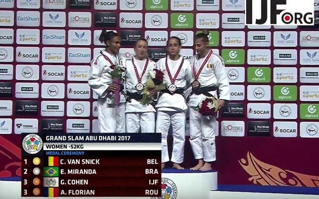 Gili Cohen remporte la médaille de bronze dans la catégorie -52kg lors du Grand Chelem d’Abu Dhabi, le 26 octobre 2017. À côté de son nom figure le drapeau de la fédération internationale de judo, à cause d'un boycott des symboles israéliens par le pays organisateur. (Crédit : YouTube)