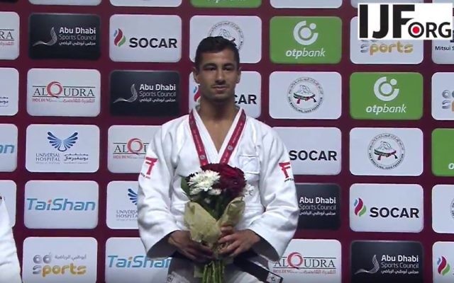 Le judoka médaillé d'or israélien Tal Flicker sur le podium du grand chelem de judo d'Abu Dhabi, où les autorités locales ont interdit l'affichage de tous les symboles israéliens, le 26 octobre 2017 (Capture d'écran : YouTube )