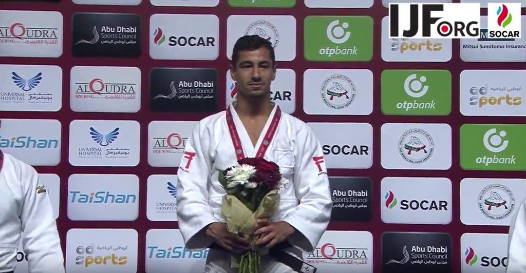 Le judoka médaillé d'or israélien  Tal Flicker sur le podium du grand chelem de judo d'Abu  Dhabi, où les autorités locales ont interdit l'affichage de tous les symboles israéliens, le 26 octobre 2017 (Capture d'écran : YouTube )