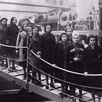 Des enfants juifs montant dans un bateau dans le cadre du kindertransport qui les emmenait loin de l'Europe occupée par les nazis (Autorisation :  Pamela Sturhoofd)