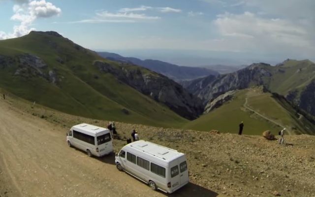 Vue des montagnes du Kirghizistan. Illustration. (Crédit : capture d'écran YouTUbe)