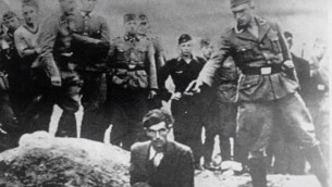'Le dernier Juif de Vinnitsa’'. Cette photographie montre un membre du Einsatzgruppe D sur le point d'abattre un Juif agenouillé devant un charnier plein à Vinnitsa, en Ukraine, en 1941. (Crédit : capture d'écran YouTube)