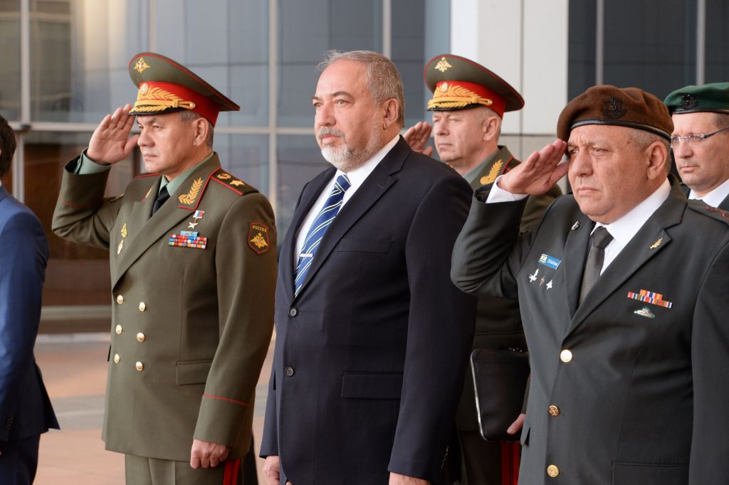 Sergueï Choïgou, le ministre russe de la Défense, à gauche, Avigdor Liberman, au centre, ministre de la Défense, et Gadi Eizenkot, chef d'état-major de Tsahal, à Tel Aviv, le 16 octobre 2017. (Crédit : Ariel Hermoni/ministre de la Défense)