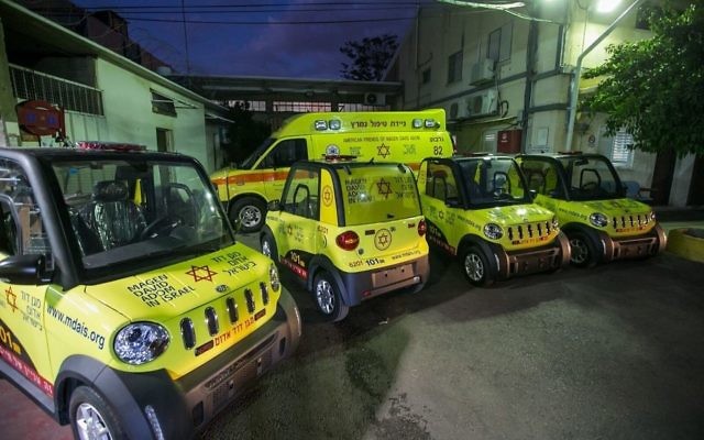 Les mini-ambulances lancées par les services de secours d'urgence Magen David Adom pour diminuer le temps de réponse dans les lieux bondés ou difficiles d'accès, le 9 octobre 2017 (Crédit : Yehezkel Itkin via MDA)