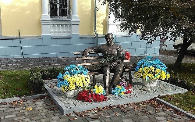 Nouvelle statue du nationaliste ukrainien Symon Petliura, inaugurée le 14 octobre 2017. (Crédit : autorisation)